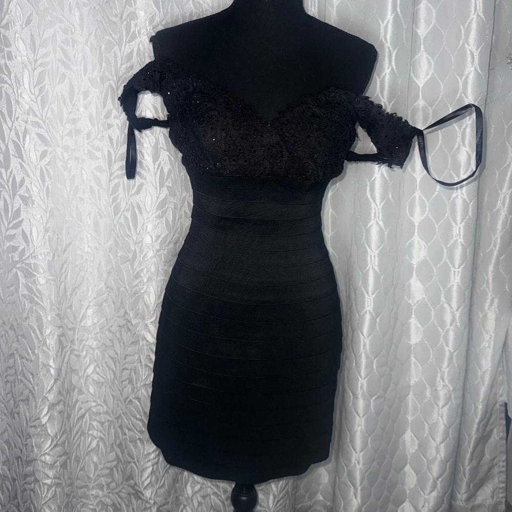Sherri Hill Black Lace Bodycon Cocktail Dress Size 2 NWT Style W00457 Homecoming